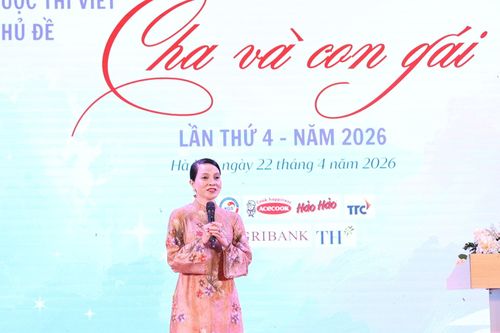 Một chi tiết bà Bùi Kim Thùy nhắc lại nhiều lần: thời đi học, cha bà “cấm tuyệt đối” hai con gái yêu đương