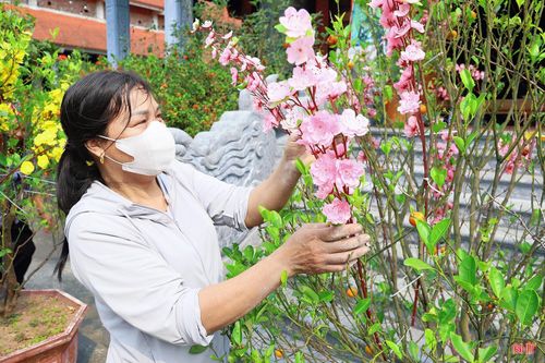 Người dân phường Nam Hồng Lĩnh cùng góp sức chỉnh trang, chuẩn bị cho các hoạt động trong ngày Giỗ Quốc Tổ Hùng Vương.
