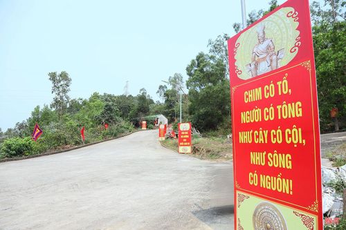 Đường lên chùa được trang trí chu đáo hướng về ngày Giỗ Quốc Tổ Hùng Vương.