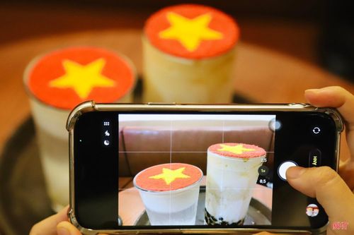 Khách hàng tranh thủ chụp ảnh cùng những ly nước được trang trí đẹp mắt trước khi thưởng thức.