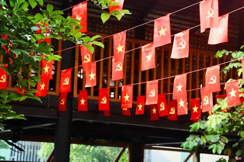 Chị Trần Thị Cẩm Tú - chủ tiệm Cà phê Làng tôi cho biết: “Việc trang trí quán theo chủ đề lịch sử không chỉ là ý tưởng kinh doanh, mà còn là cách nhắc nhở thế hệ trẻ về giá trị của độc lập, hòa bình. Bên cạnh trang trí không gian, quán cũng chú trọng nâng cao chất lượng dịch vụ, liên tục đổi mới thực đơn đồ uống, đồng thời đầu tư thêm máy kem tươi để mang đến nhiều trải nghiệm phong phú hơn cho khách".