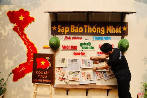 Nổi bật tại quán cà phê Đan Nhi (đường Phan Đình Phùng, phường Thành Sen) là “sạp báo Thống Nhất”.