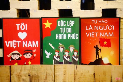  Với hơn 10 góc được trang trí theo chủ đề ngày lễ, quán Bụi Cà phê thu hút khách hàng ở nhiều độ tuổi đến chụp ảnh. Anh Trần Xuân Vũ – chủ quán Bụi Cà phê chia sẻ: “Quán đầu tư nhiều góc trang trí khác nhau để tạo không gian đa dạng, mỗi góc đều có điểm nhấn riêng phù hợp với từng nhóm khách. Chúng tôi chú trọng lựa chọn vật liệu và cách bài trí sao cho vừa đẹp mắt, vừa giữ được sự hài hòa tổng thể trong không gian quán. Nhờ sự chuẩn bị này, lượng khách đến quán tăng rõ rệt”. 