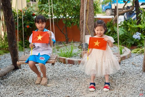 Tại tiệm Cà phê Làng tôi (tổ dân phố Tân Hòa, phường Hà Huy Tập) những ngày này thu hút các gia đình cùng con nhỏ đến chụp hình và thưởng thức đồ uống.
