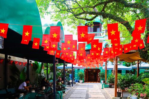 Tại quán cà phê Mojo (đường Nguyễn Du, phường Thành Sen), cờ Tổ quốc được trang trí dọc các lối đi.