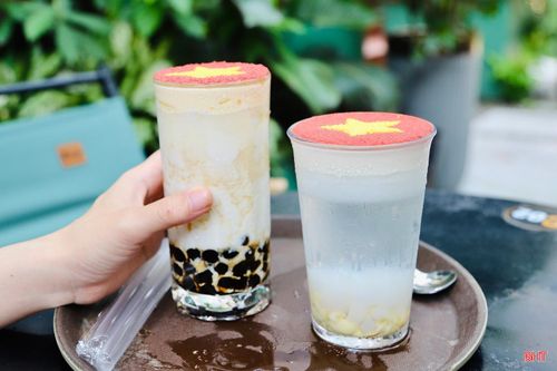 Khách hàng không chỉ được trải nghiệm không gian rực rỡ sắc cờ Tổ quốc mà còn thưởng thức những ly đồ uống được tạo hình cờ đỏ sao vàng.