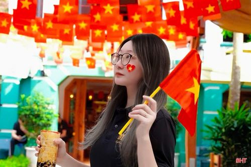 Bạn trẻ tranh thủ ghi lại những bức hình đẹp.