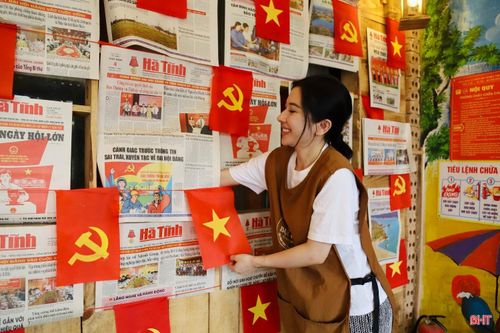 Những quán cà phê rợp sắc cờ đỏ sao vàng và không gian hoài niệm không chỉ là nơi thưởng thức hương vị cà phê ngày lễ, mà còn trở thành điểm hẹn lưu giữ ký ức đẹp cho mỗi người. Những bức ảnh, những câu chuyện lịch sử được kể lại qua từng góc quán, góp phần thắp lên tinh thần tự hào dân tộc và ý nghĩa của ngày thống nhất non sông trong lòng mỗi thực khách.