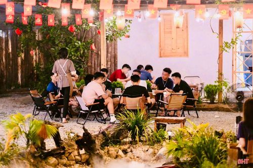 Sân vườn được trang trí cờ hoa rực rỡ, quán cà phê Mộc Chill (phường Bắc Hồng Lĩnh) là nơi để mọi người gặp gỡ, thư giãn. Bạn Nguyễn Thanh Trà chia sẻ: “Dịp 30/4 sắp tới, chúng em rủ nhau tìm đến những quán cà phê rực rỡ cờ đỏ sao vàng để chụp ảnh. Vừa có được những bức ảnh đẹp, vừa là cách để hòa mình vào không khí kỷ niệm ngày lễ lớn của đất nước. Em thấy các quán trang trí rất ấn tượng, đặc biệt sắc đỏ của lá cờ Việt Nam làm không gian trở nên sống động, tràn đầy năng lượng và niềm tự hào”.