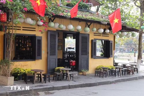 Không chỉ là hàng quán, cửa hàng phục vụ du lịch, những ngôi nhà cổ ở Hội An được gìn giữ từ đời này qua đời khác bằng chính những con người sinh sống hàng ngày ở phố cổ. (Ảnh: Xuân Quý/TTXVN)
