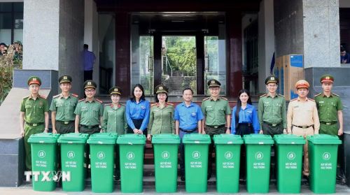 Ban tổ chức trao tặng các thiết bị thu gom rác nhằm góp phần bảo vệ môi trường, tạo cảnh quan xanh-sạch-đẹp cho đảo. (Ảnh: Võ Dung/TTXVN)