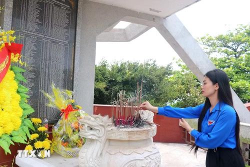 Đoàn tổ chức nhiều hoạt động ý nghĩa như: dâng hương, dâng hoa tại Đài tưởng niệm Anh hùng liệt sỹ Cồn Cỏ, tổ chức Lễ chào cờ “Tôi yêu Tổ quốc tôi” tại Cột cờ Cồn Cỏ. (Ảnh: Võ Dung/TTXVN)