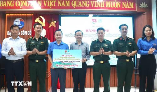 Ban Thường vụ Tỉnh đoàn, Hội Liên hiệp Thanh niên Việt Nam tỉnh Quảng Trị cùng các đơn vị đồng hành đã trao tặng công trình thanh niên ý nghĩa cho đặc khu Cồn Cỏ và người dân trên đảo. (Ảnh: Võ Dung/TTXVN)