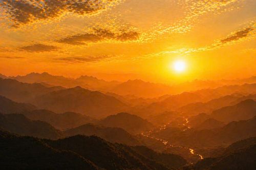 Hoàng hôn buông xuống đèo Ô Quy Hồ, nhuộm vàng cả dãy núi Hoàng Liên Sơn hùng vĩ.