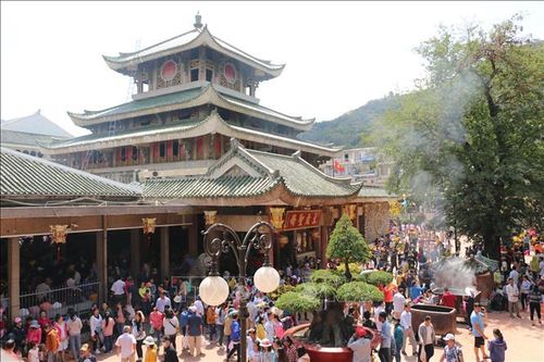 Du khách đến dâng hương tại Miếu Bà Chúa Xứ núi Sam. Ảnh tư liệu: Công Mạo/TTXVN