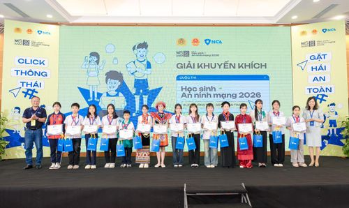 Các đại biểu trao giải cho các em học sinh.