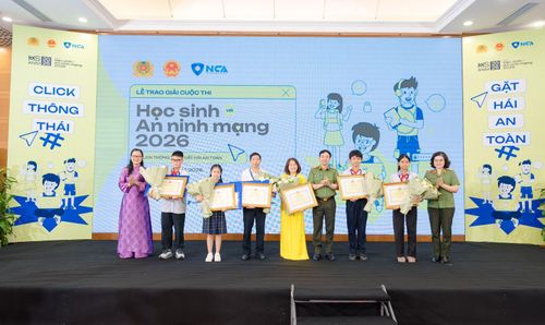 Các đại biểu trao giải cho học sinh đạt giải Nhất cuộc thi.