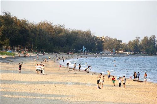 Du khách vui chơi tại bãi biển Đồi Dương, phường Phan Thiết, tỉnh Lâm Đồng. Ảnh: Hồng Hiếu/TTXVN