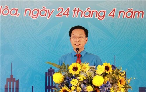 Ông Phan Thanh Liêm, Chủ tịch Liên đoàn Lao động tỉnh Khánh Hòa, phát biểu tại lễ phát động. Ảnh: Phan Sáu/TTXVN