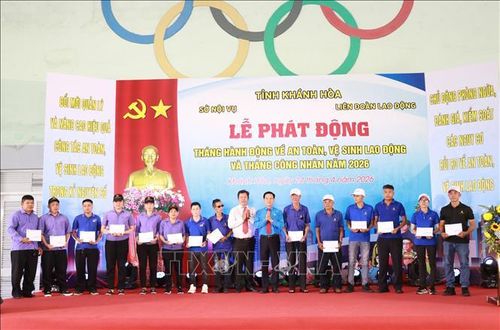 Ban tổ chức trao kinh phí hỗ trợ cho người lao động bị tai nạn lao động, mắc bệnh nghề nghiệp, có hoàn cảnh khó khăn. Ảnh: Phan Sáu/TTXVN