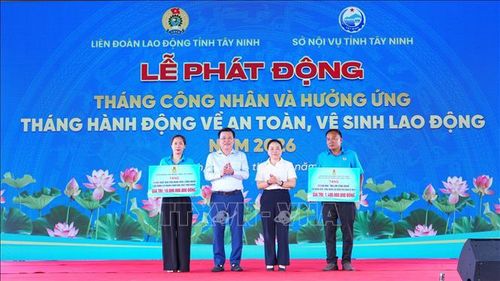 Lãnh đạo tỉnh Tây Ninh trao bảng tượng trưng hỗ trợ 20 căn nhà “mái ấm Công đoàn” và 10.000 suất quà cho Đoàn viên, Công nhân lao động. Ảnh: Minh Phú/TTXVN