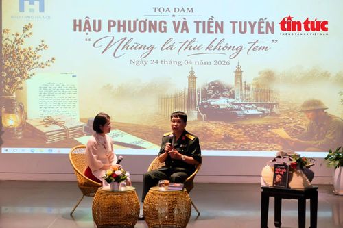 Đại tá, nhà văn Đặng Vương Hưng mang đến tọa đàm những câu chuyện về hành trình nhiều năm tâm huyết sưu tầm các bức thư và kỷ vật chiến tranh.
