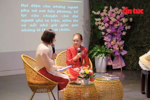 Bà Vũ Thị Lui, đại diện cho những người phụ nữ nơi hậu phương.