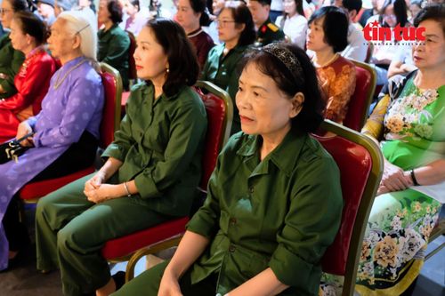 Chương trình còn là dịp để các cựu chiến binh hội ngộ, ôn lại kỷ niệm xưa.