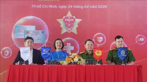 Đại diện Bộ Công an, Công an Thành phố Hồ Chí Minh và các đơn vị đồng hành ký cam kết hợp tác vận hành Trạm Công dân số.