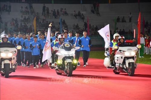 Đoàn rước đuốc tại lễ khai mạc.