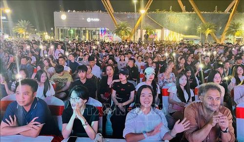 Chương trình nghệ thuật “Quảng Trị – Đến để yêu” mang đến cho khán giả một không gian nghệ thuật sống động, giàu cảm xúc.