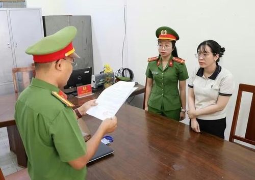 Cơ quan CSĐT đọc lệnh khởi tố, bắt tạm giam đối với Võ Thị Ngọc Lan. Ảnh: Công an Tp.Đà Nẵng.