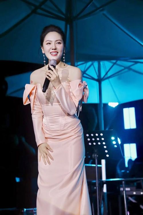Ở tuổi 42, Phương Linh vẫn trẻ trung, cuốn hút. Ảnh NVCC.