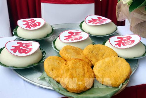 Món ăn truyền thống bánh giầy tại liên hoan ẩm thực. Ảnh: Nguyễn Công Hải - TTXVN