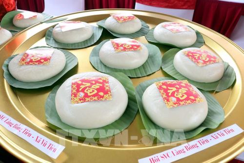 Phần thi giã bánh giầy - tái hiện nét đẹp lao động, khơi dậy niềm tự hào về cội nguồn. Ảnh: Nguyễn Công Hải - TTXVN