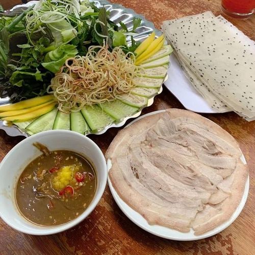 Món thịt luộc cuốn bánh tráng cực nổi tiếng ở Đà Nẵng.