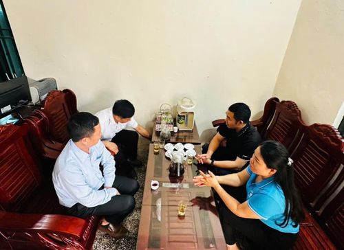 Chị Đinh Thị Lan, Ủy viên BCH Đảng bộ, Phó Chủ tịch UB MTTQ xã, Chủ tịch Hội LHPN xã Thượng Long trò chuyện với các đồng nghiệp nam để có thêm kinh nghiệm phục vụ cho việc tuyên truyền về phòng chống tác hại của thuốc lá