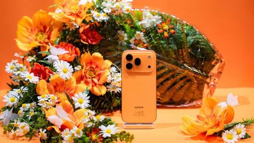 Nhìn từ đằng sau, Honor 600 Pro mang ngoại hình khá tương đồng với iPhone 17 Pro khi sở hữu cụm camera hình chữ nhật đặt ngang với kích thước lớn