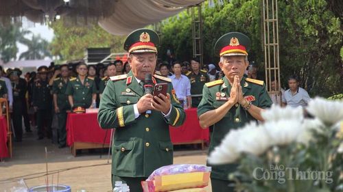 Trong không gian tĩnh lặng của nghĩa trang, các đại biểu đã thành kính dâng hoa, dâng hương, dành phút mặc niệm tưởng nhớ công lao to lớn của các Anh hùng liệt sĩ.