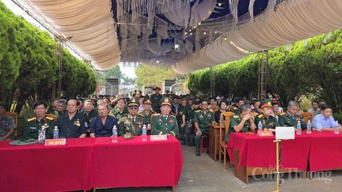 Tại Nghĩa trang Liệt sĩ Đak Đoa (xã Đak Đoa, tỉnh Gia Lai), Lễ tri ân các Anh hùng liệt sĩ đã diễn ra trong không khí trang nghiêm, xúc động.
