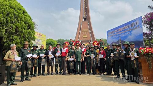 Ban Tổ chức cũng trao tặng nhiều phần quà đến các gia đình chính sách trên địa bàn xã Đak Đoa.
