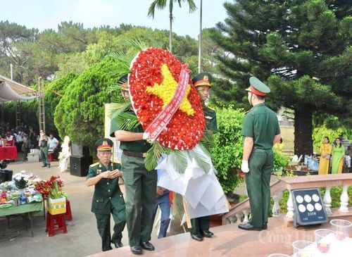 Dâng hoa tưởng nhớ công lao to lớn của các Anh hùng liệt sĩ.
