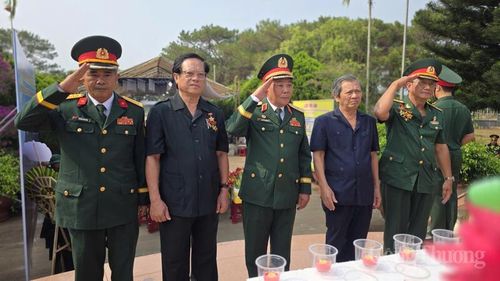 Trong không gian tĩnh lặng của nghĩa trang, các đại biểu đã thành kính dâng hoa, dâng hương, dành phút mặc niệm tưởng nhớ công lao to lớn của các Anh hùng liệt sĩ.