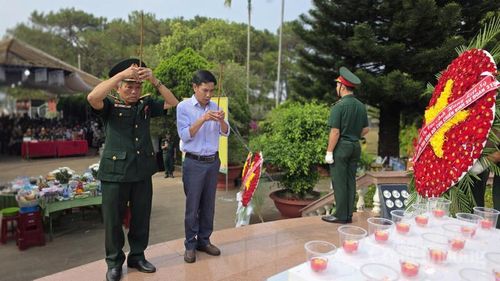 Những nén hương được thắp lên không chỉ là sự tri ân mà còn là lời nhắc nhở về giá trị của hòa bình hôm nay được đánh đổi bằng máu xương của biết bao thế hệ.