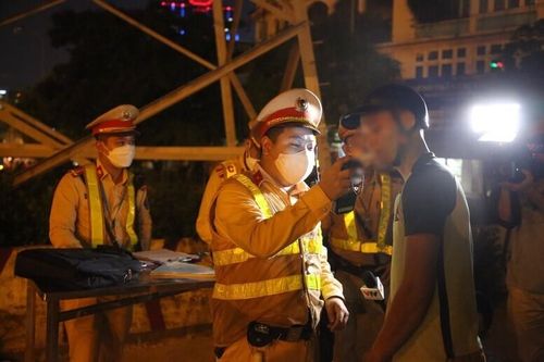 Lực lượng cảnh sát giao thông đo nồng độ cồn lái xe. Ảnh: Cục Cảnh sát giao thông