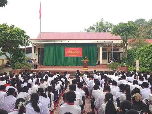 Công an xã Văn Nho tuyên truyền pháp luật về phòng chống ma túy, tội phạm và trật tự, an toàn giao thông đường bộ cho các em học sinh trên địa bàn.