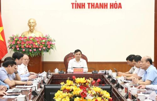 Chủ tịch UBND tỉnh Nguyễn Hoài Anh cùng các đại biểu dự hội nghị tại điểm cầu tỉnh Thanh Hóa.
