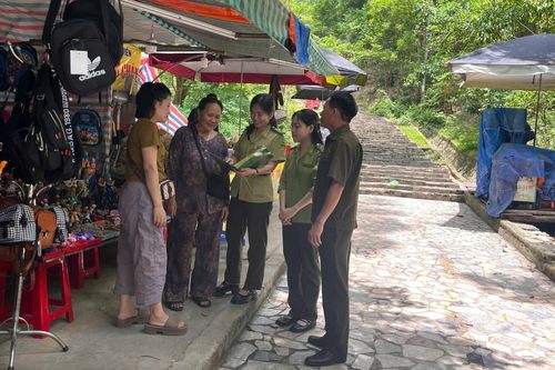 Lực lượng Kiểm lâm tuyên truyền cho hộ kinh doanh khu vực núi Trường Lệ.