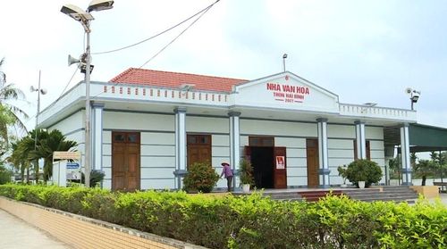 Nhà văn hóa thôn Hải Bình, xã Hồ Vương được Nhân dân, con em đóng góp tiền, ngày công cải tạo lại khang trang hơn.