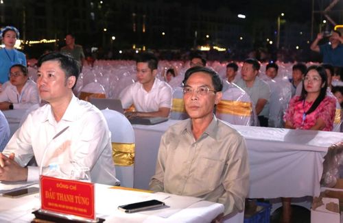 Đồng chí Đầu Thanh Tùng, Tỉnh ủy viên, Phó Chủ tịch UBND tỉnh cùng các đại biểu dự buổi tổng duyệt.